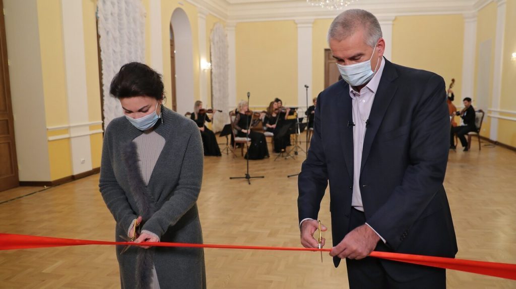 Арина Новосельская и Сергей Аксёнов торжественно открыли после реставрации здание Дворянского собрания в столице Крыма