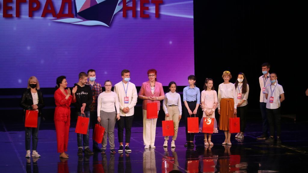 Арина Новосельская в рамках торжественной церемонии награждения Премии общественного признания «Преград нет» вручила призы талантливым детям