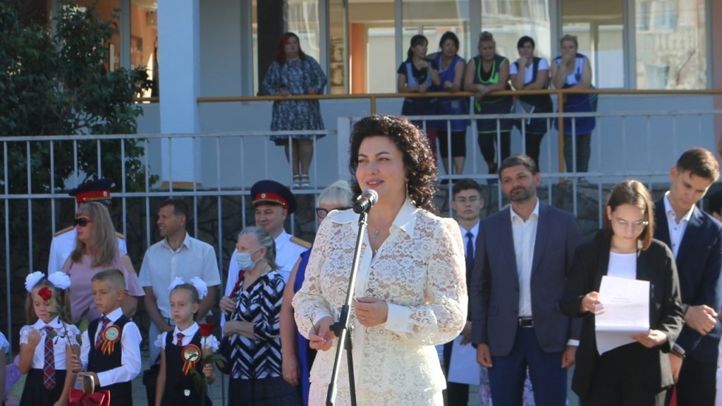 Арина Новосельская наградила педагогов и учеников Лицея им. А.С. Макаренко Почетными грамотами Министерства культуры Крыма
